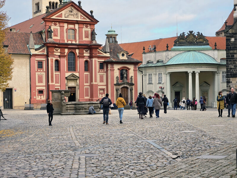 Rekonstrukce náměstí U Sv. Jiří a Vikářské ulice