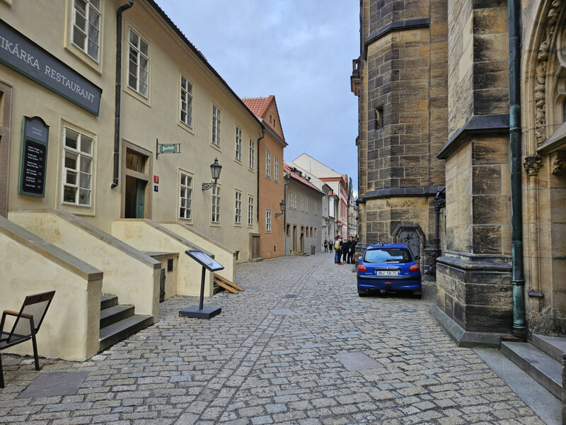 Rekonstrukce náměstí U Sv. Jiří a Vikářské ulice