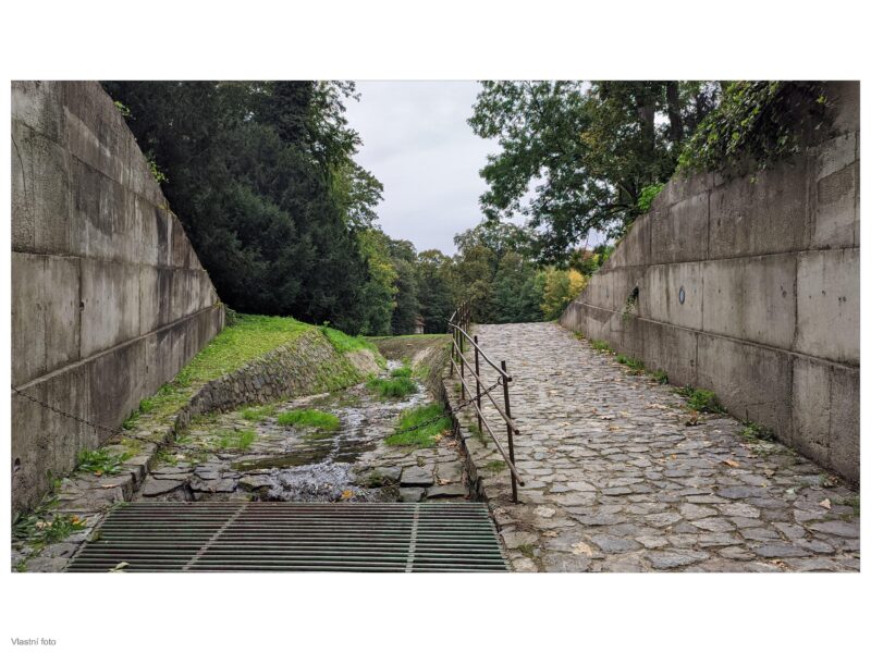 Průchod valem Prašného mostu